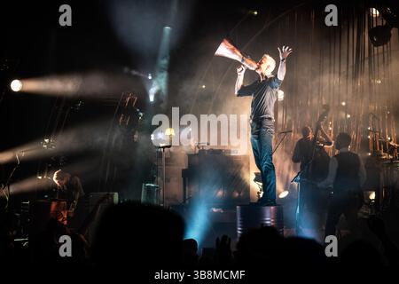 6 octobre 2023, Oslo, Copenhague, Norvège : Oslo, Norvège. 06 octobre 2023. Le groupe de rock norvégien Kaizers Orchestra donne un concert au Sentrum Scene à Oslo. Ici, le chanteur et musicien Janove Ottesen est vu en direct sur scène. (Crédit image : © Terje Dokken/Gonzales photo via ZUMA Press) Banque D'Images