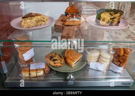 1er juillet 2023, Nouvelle-Aquitaine, France : le MusÃ©e du GÃ¢teau Basque - Euskal Bixkotxaren Erakustokia, boulangerie Ainhoa. Pays Basque. Le village d'Ainhoa a conservé ses maisons traditionnelles des rouges et verts du 16ème siècle. Ici l'hôtel et le restaurant Ithurria. Bâtiments basques traditionnels dans le village d'Ainhoa, France (crédit image : © Sergi Reboredo/ZUMA Press Wire) Banque D'Images