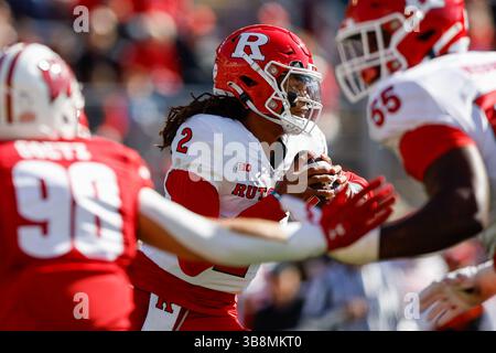 7 octobre 2023 : le quarterback Gavin Wimsatt (2) des Rutgers Scarlet Knights se bouscule pendant le match de football NCAA entre les Rutgers Scarlet Knights et les Wisconsin Badgers au Camp Randall Stadium de Madison, WISCONSIN. Darren Lee/CSM (image de crédit : Banque D'Images