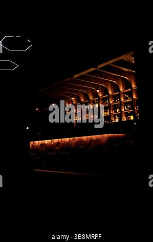 bar en bois dans un café sombre, scène sombre Banque D'Images