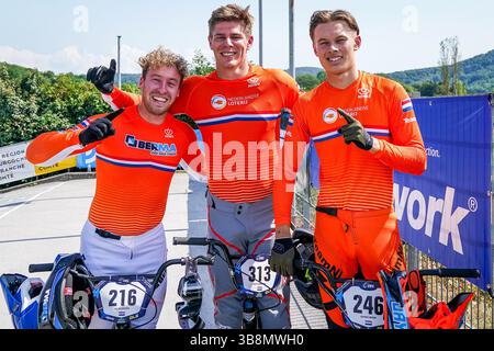 BESANÇON, FRANCE - 9 JUILLET : Jay Schippers des pays-Bas, Niek Kimmann des pays-Bas et Jaymio Brink des pays-Bas célèbrent la victoire après la finale du contre-la-montre par équipe masculine lors du jour 3 des Championnats d'Europe UEC BMX 2023 au complexe sportif du Rosemont le 9 juillet, 2023 à Besançon, France (photo de Rene Nijhuis/BSR Agency) Banque D'Images