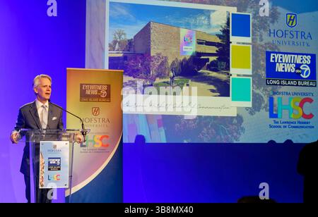 4 mai 2022, Hempstead, New York, États-Unis : MARK LUKASIEWICZ, doyen de la Lawrence Herbert School of communication, parle sur scène avec une photo du bâtiment LHSC projetée derrière lui lors de la cérémonie d'ouverture du WABC-TV long Island Bureau à l'Université Hofstra. (Crédit image : © Ann Parry/ZUMA Press Wire) Banque D'Images