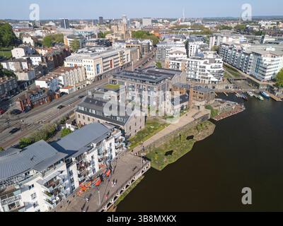 Image aérienne panoramique de Bristol Waterside mettant en scène le paysage urbain environnant. Banque D'Images