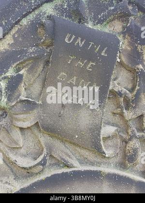 Les mots « Until the Dawn Breaks » sur une pierre tombale victorienne dans le cimetière d'Anfield à Liverpool, au Royaume-Uni Banque D'Images