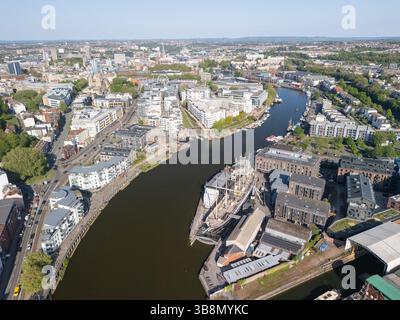Image aérienne panoramique de Bristol Waterside mettant en scène le paysage urbain environnant. Banque D'Images