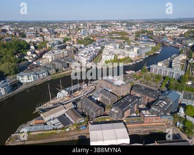 Image aérienne panoramique de Bristol Waterside mettant en scène le paysage urbain environnant. Banque D'Images