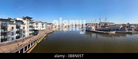 Image aérienne panoramique de Bristol Waterside mettant en scène le paysage urbain environnant. Banque D'Images