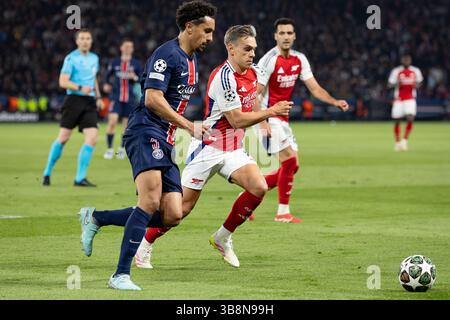 Leandro Trossard (19 ans) d'Arsenal défie Marquinhos (5 ans) du Paris Saint-Germain lors de la demi-finale de la Ligue des champions de l'UEFA à Arsenal 2e manche au Parc des Princes, Paris, France le 7 mai 2025 crédit : Ian Stephen/Every second Media crédit : Every second Media/Alamy Live News Banque D'Images