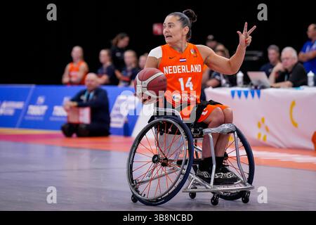 ROTTERDAM, PAYS-BAS - 14 AOÛT : Carina de Rooij des pays-Bas dribble avec le ballon lors du match féminin de basket-ball en fauteuil roulant entre l'Espagne et les pays-Bas le jour 7 des Championnats d'Europe para 2023 au Rotterdam Ahoy le 14 août 2023 à Rotterdam, pays-Bas. (Photo de Rene Nijhuis/BSR Agency) Banque D'Images