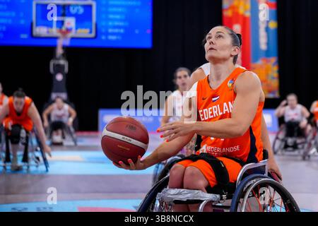 ROTTERDAM, PAYS-BAS - 14 AOÛT : Carina de Rooij des pays-Bas dribble avec le ballon lors du match féminin de basket-ball en fauteuil roulant entre l'Espagne et les pays-Bas le jour 7 des Championnats d'Europe para 2023 au Rotterdam Ahoy le 14 août 2023 à Rotterdam, pays-Bas. (Photo de Rene Nijhuis/BSR Agency) Banque D'Images