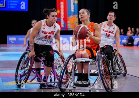 ROTTERDAM, PAYS-BAS - 14 AOÛT : Carina de Rooij des pays-Bas dribble avec le ballon lors du match féminin de basket-ball en fauteuil roulant entre l'Espagne et les pays-Bas le jour 7 des Championnats d'Europe para 2023 au Rotterdam Ahoy le 14 août 2023 à Rotterdam, pays-Bas. (Photo de Rene Nijhuis/BSR Agency) Banque D'Images