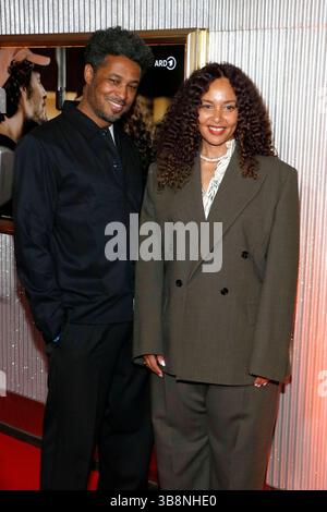 Max und Joy - Komm näher , Premiere in der Astor film Lounge, Berlin, 07.05.2025 Regisseur SÃ kou Neblett und Joy Denalane BEI der Premiere zu Max & Joy - Komm näher dreiteilige Doku-Serie in der ARD Mediathek in der Astor Filmlounge à Berlin am 7.5.2025 Berlin Astor film Lounge *** Max und Joy Komm näher , première au Astor film Lounge, Berlin, Berlin, Berlin 07 05 2025 le réalisateur SÃ kou Neblett et Joy Denalane lors de la première de Max Joy Komm näher série documentaire en trois parties dans l'ARD Mediathek au Astor Filmlounge à Berlin le 7 5 2025 Berlin Astor film Lounge Copyright : xAnitaxBuggex Banque D'Images