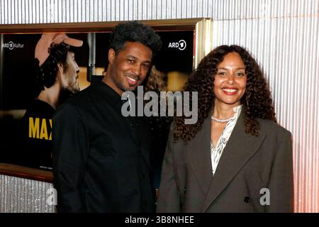 Max und Joy - Komm näher , Premiere in der Astor film Lounge, Berlin, 07.05.2025 Regisseur SÃ kou Neblett und Joy Denalane BEI der Premiere zu Max & Joy - Komm näher dreiteilige Doku-Serie in der ARD Mediathek in der Astor Filmlounge à Berlin am 7.5.2025 Berlin Astor film Lounge *** Max und Joy Komm näher , première au Astor film Lounge, Berlin, Berlin, Berlin 07 05 2025 le réalisateur SÃ kou Neblett et Joy Denalane lors de la première de Max Joy Komm näher série documentaire en trois parties dans l'ARD Mediathek au Astor Filmlounge à Berlin le 7 5 2025 Berlin Astor film Lounge Copyright : xAnitaxBuggex Banque D'Images