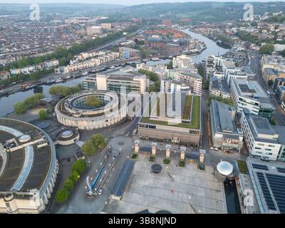 Image aérienne du paysage urbain de Bristol dans le centre-ville pendant l'heure précédant le lever du soleil. Banque D'Images