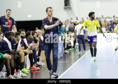 27 septembre 2023, Kielce, Pologne : L'entraîneur Raul Gonzalez Gutierrez du Paris Saint-Germaint vu en action lors du match de Ligue des Champions de l'EHF entre Industria Kielce et le Paris Saint-Germain Handball au Hala LegionÃ³w à Kielce. Scores finaux ; Industria Kielce 29 : 30 Paris Saint-Germaint. (Crédit image : © Grzegorz Wajda/SOPA images via ZUMA Press Wire) Banque D'Images