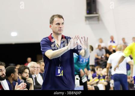 27 septembre 2023, Kielce, Pologne : L'entraîneur Raul Gonzalez Gutierrez du Paris Saint-Germaint vu en action lors du match de Ligue des Champions de l'EHF entre Industria Kielce et le Paris Saint-Germain Handball au Hala LegionÃ³w à Kielce. Scores finaux ; Industria Kielce 29 : 30 Paris Saint-Germaint. (Crédit image : © Grzegorz Wajda/SOPA images via ZUMA Press Wire) Banque D'Images