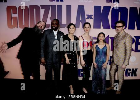 25 mars 2024, Los Angeles, CA, USA : LOS ANGELES - 24 mars : Adam Wingard, Brian Tyree Henry, Fala Chen, Rebecca Hall, Kaylee Hottle, Dan Stevens à la première mondiale de ''Godzilla x Kong : The New Empire'' au TCL Chinese Theater IMAX le 24 mars 2024 à Los Angeles, CA (crédit image : © Kathy Hutchins via ZUMA Press Wire) Banque D'Images