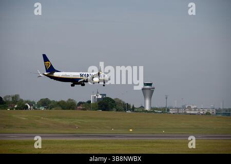 Ryanair Boeing 737 MAX 8-200 atterrissant à l'aéroport de Birmingham, Royaume-Uni (EI-IJJ) Banque D'Images