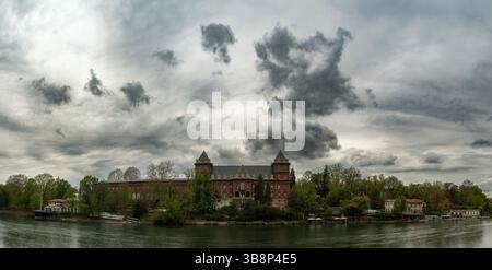 Superbe vue panoramique sur le Castello del Valentino sur les rives du Pô à Turin, Italie. Le château historique est entouré de jardins et b Banque D'Images