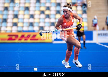 Monchengladbach, Allemagne. 22 août 2023. MONCHENGLADBACH, ALLEMAGNE - 22 AOÛT : Pien Dicke des pays-Bas dribble avec le ballon lors du match des Champions EuroHockey femmes 2023 entre les pays-Bas et l'Italie au Hockeypark Monchengladbach le 22 août 2023 à Monchengladbach, Allemagne. (Photo de Rene Nijhuis/Agence BSR) crédit : Agence BSR/Alamy Live News Banque D'Images