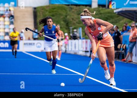 Monchengladbach, Allemagne. 22 août 2023. MONCHENGLADBACH, ALLEMAGNE - 22 AOÛT : Pien Dicke des pays-Bas dribble avec le ballon lors du match des Champions EuroHockey femmes 2023 entre les pays-Bas et l'Italie au Hockeypark Monchengladbach le 22 août 2023 à Monchengladbach, Allemagne. (Photo de Rene Nijhuis/Agence BSR) crédit : Agence BSR/Alamy Live News Banque D'Images