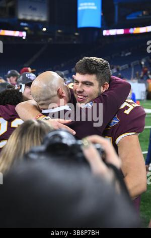 DETROIT, mi - DÉCEMBRE 26 : P.J. Fleck, entraîneur-chef des Golden Gophers du Minnesota, félicite Dragan Kesich (99) après avoir remporté le match du Quick Lane Bowl entre Bowling Green Falcons et les Golden Gophers du Minnesota le 26 décembre 2023 au Ford Field de Detroit, mi (photo par Allan Dranberg/CSM) (image crédit : © Allan Dranberg/CSM via ZUMA Press Wire) Banque D'Images