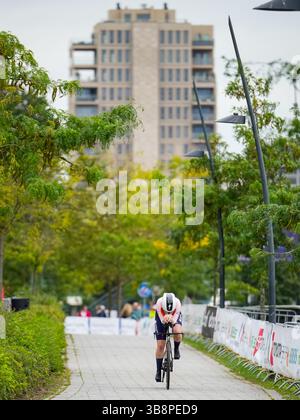 Emmen, pays-Bas. 20 septembre 2023. EMMEN, PAYS-BAS - 20 SEPTEMBRE : Maud Rijnbeek des pays-Bas en compétition dans le contre-la-montre individuel féminin U23 des Championnats d'Europe de cyclisme sur route 2023 de l'UEC au WILDLANDS Adventure Zoo Emmen le 20 septembre 2023 à Emmen, pays-Bas (photo de René Nijhuis/Agence BSR) crédit : Agence BSR/Alamy Live News Banque D'Images
