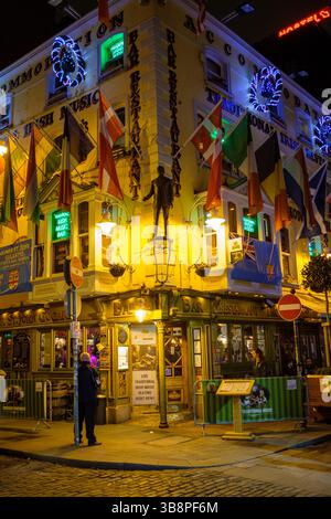 Un touriste admire le bar Oliver généreux John Gogarty à Dublin, en Irlande, connu pour la musique irlandaise traditionnelle et l'atmosphère animée. Banque D'Images