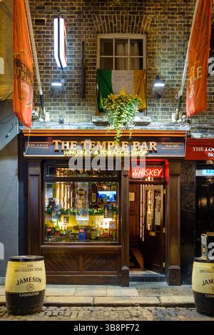 Temple Bar, Dublin, est. 1840, est ouvert aux affaires. Les gens visitent pour le whisky et l'atmosphère animée. Banque D'Images