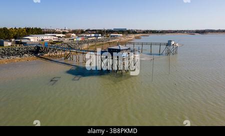 Cabanes de pêche traditionnelles en bois sur pilotis (Carrelet), Aytre, Charente-maritime (17), Nouvelle-Aquitaine, France Banque D'Images
