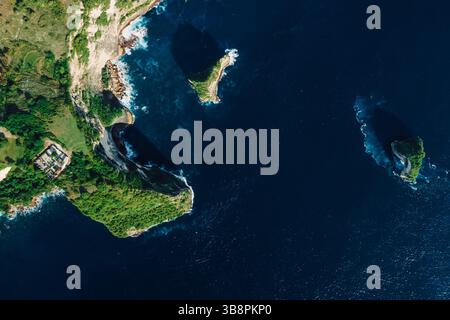 Littoral pittoresque avec falaises rocheuses et océan à Nusa Penida. Vue de dessus Banque D'Images