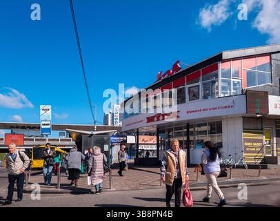 Kiev, Ukraine - 1er mai 2025. La vie quotidienne dynamique se poursuit tandis que les piétons se promènent dans une rue bondée, montrant la résilience au milieu des luttes en cours pendant l'invasion depuis février 2022. Banque D'Images