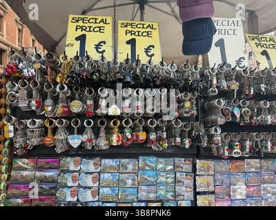 ROM, Italie. 08 mai 2025. Des souvenirs du Pape, de Rome et du Vatican sont proposés à la vente devant le Vatican. Même sans la fumée blanche, le commerce de souvenirs autour du Vatican reste stable. Alors que de la fumée noire s’élevait de nouveau de la cheminée de la Chapelle Sixtine, signe qu’aucun pape n’avait encore été élu, les vendeurs de souvenirs semblaient calmes et expérimentés. Crédit : Sabina Crisan/dpa/Alamy Live News Banque D'Images