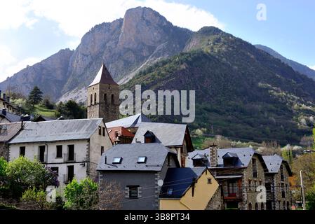 Vue de la ville de Bielsa, Huesca, Espagne Banque D'Images