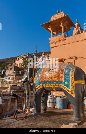 Statue éléphant Bundi toit Rajasthan Inde Banque D'Images