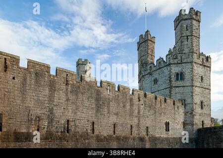 Soirée au château de Caernarfon, Gwynedd, pays de Galles. Banque D'Images