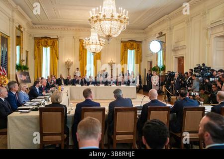 WASHINGTON DC, États-Unis - 06 mai 2025 - le président américain Donald Trump et le vice-président JD Vance assistent à une réunion du groupe de travail de la FIFA, le mardi 6 mai 2025 Banque D'Images