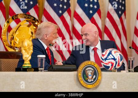 WASHINGTON DC, États-Unis - 06 mai 2025 - le président américain Donald Trump et le vice-président JD Vance assistent à une réunion du groupe de travail de la FIFA, le mardi 6 mai 2025 Banque D'Images