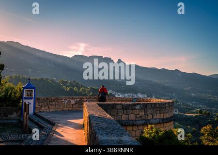 Vue imprenable sur la vallée depuis le château de Guadalest, Espagne – paysage de montagne pittoresque. Un homme restant sur le dessus et profitant de la vue. Banque D'Images