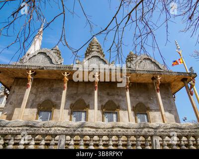 Figurine féminine décorent les piliers de la Pagode Phnom Bros, Cambodge Banque D'Images