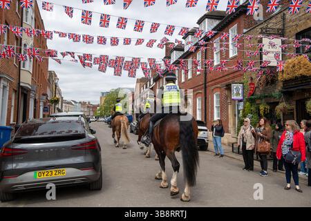Windsor, Berkshire, Royaume-Uni. 8 mai 2025. La police à cheval de Thames Valley était en service à Windsor aujourd'hui pour accompagner la relève de la garde. Ils se sont arrêtés pour une photo devant le pub Two Brewers qui a une guirlande colorée Union Jack à l'extérieur pour célébrer le VE Day 80 aujourd'hui. Les pubs devraient être occupés ce soir car ils sont autorisés à ouvrir pendant deux heures supplémentaires le jour VE 80. Crédit : Maureen McLean/Alamy Live News Banque D'Images