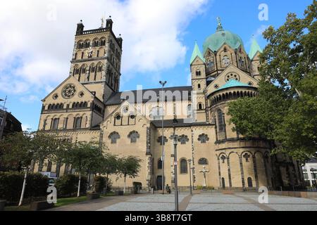 Quirinus-Münster, Kirche im Rheinischen Übergangsstil, Wahrzeichen der Stadt Neuss, Neuß, Rheinkreis Neuss, Rhénanie-du-Nord-Westphalie, Allemagne Banque D'Images