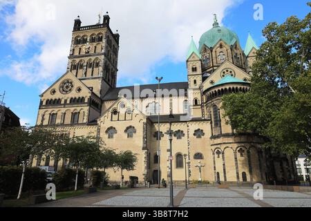 Quirinus-Münster, Kirche im Rheinischen Übergangsstil, Wahrzeichen der Stadt Neuss, Neuß, Rheinkreis Neuss, Rhénanie-du-Nord-Westphalie, Allemagne Banque D'Images