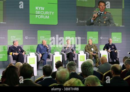 Président du Comité militaire de l’OTAN (2021-2025), l’amiral Rob Bauer, chef de la conduite professionnelle et de la culture des Forces armées canadiennes, le lieutenant-général Jacques Paul-Robert Prevost, directeur de l’état-major conjoint de la planification et du commandement au ministère fédéral de la Défense de l’Allemagne et chef de l’état-major spécial pour l’Ukraine Christian Freuding, secrétaire d’État adjoint au ministère de la Défense de la Lettonie, général de division Andis Dilans et conseiller stratégique auprès de la Direction de la planification stratégique et de la politique de l'état-major des forces armées suédoises, le général Lars-Olof Corneliusson (de gauche à droite) atten Banque D'Images
