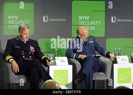Le président du Comité militaire de l'OTAN (2021-2025), l'amiral Rob Bauer, et le chef de la conduite professionnelle et de la culture des Forces armées canadiennes, le lieutenant-général Jacques Paul-Robert Prevost, assistent au 17e Forum annuel sur la sécurité de Kiev, à Kiev, en Ukraine, le 8 mai 2025. (Photo de Pavlo Bahmut/Ukrinform) Banque D'Images