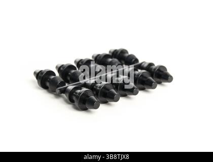 Bouchons isolés pour orifices de gicleurs pour tuyaux, tuyaux ou tuyaux. Ensemble de petits bouchons en plastique noir pour réparer les trous dans le système d'irrigation de jardin ou de pelouse. One-Quar Banque D'Images