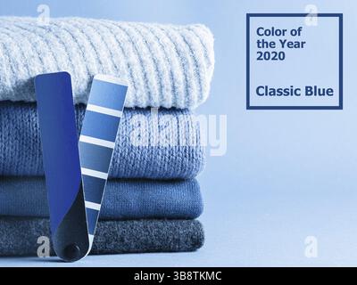 Pile de pulls et palette de couleurs amusantes en bleu classique 2020 couleur. Couleur de l'année 2020 concept pour l'industrie de la mode et de l'habillement Banque D'Images