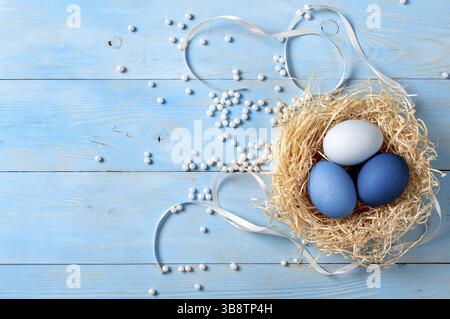 Concept Pâques. Oeufs ombrés de couleur bleue sur fond bleu en bois avec espace pour le texte. Vue de dessus ou plan d'appartement. Couleurs bleues classiques à Pâques Banque D'Images