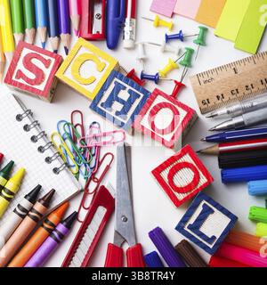 Papeterie scolaire primaire sur un fond blanc Banque D'Images