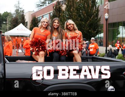 29 septembre 2023 : les pom-pom-pom de l'État de l'Oregon se préparent pour la marche des Beaver avant le match de football de la NCAA entre les Utah Utes et les Oregon State Beavers au Reser Stadium, Corvallis, OREGON. Larry C. Lawson/CSM (crédit image : © Larry C. Lawson/CSM via ZUMA Press Wire) Banque D'Images